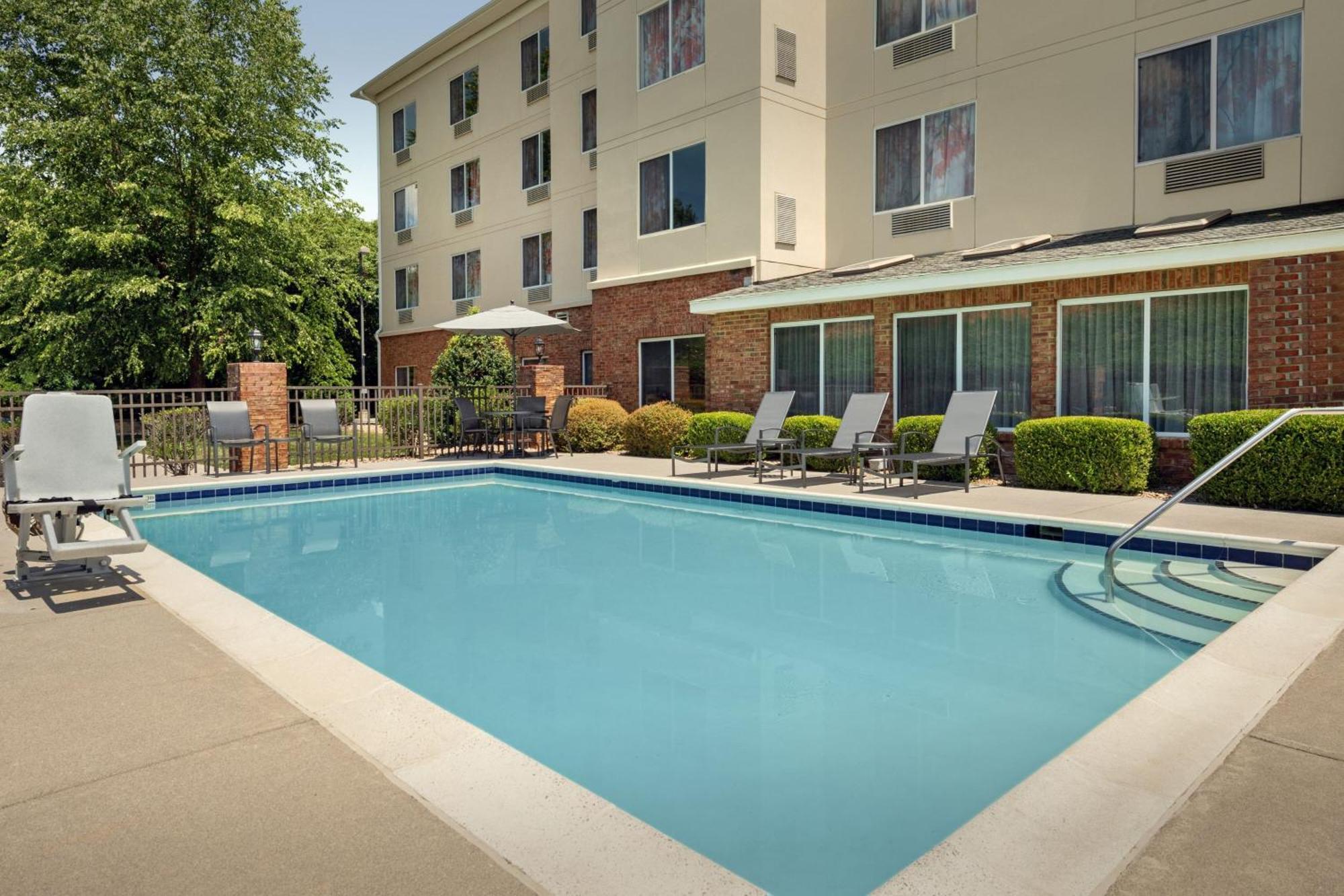 Fairfield Inn & Suites Roanoke Hollins/I-81 Exterior photo