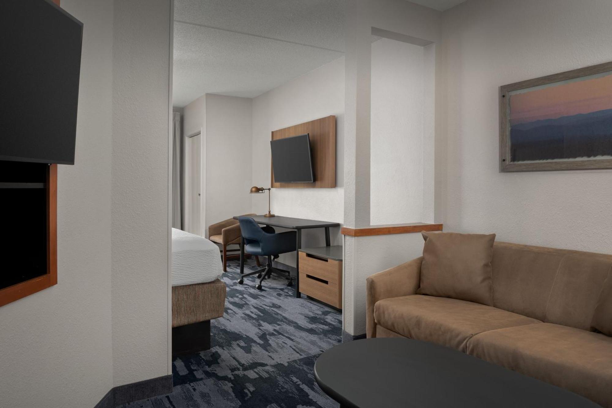 Fairfield Inn & Suites Roanoke Hollins/I-81 Exterior photo
