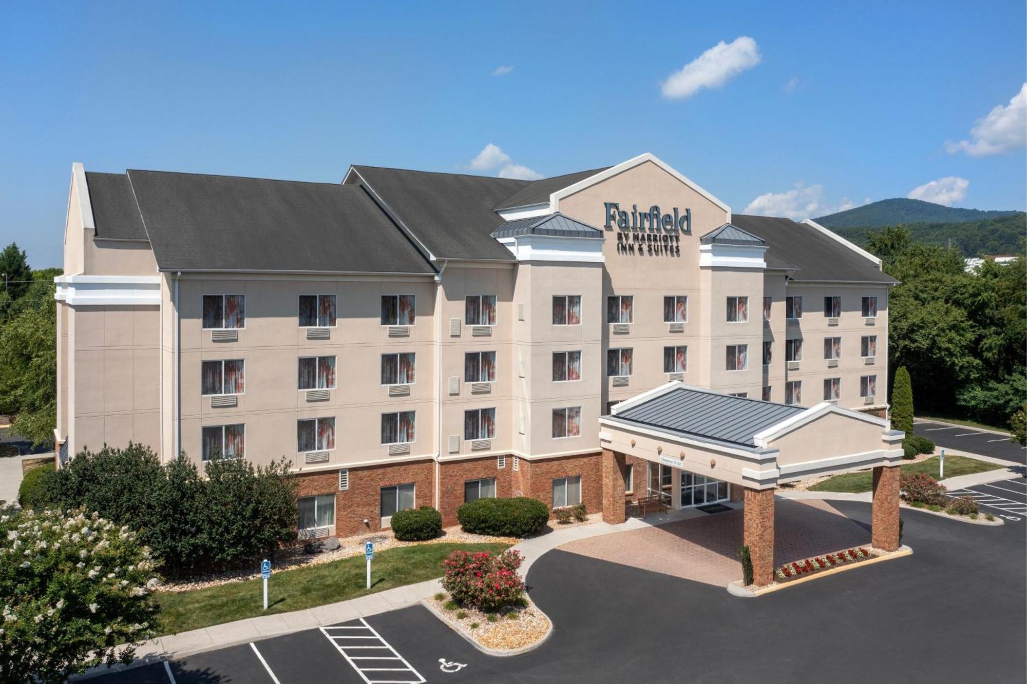 Fairfield Inn & Suites Roanoke Hollins/I-81 Exterior photo