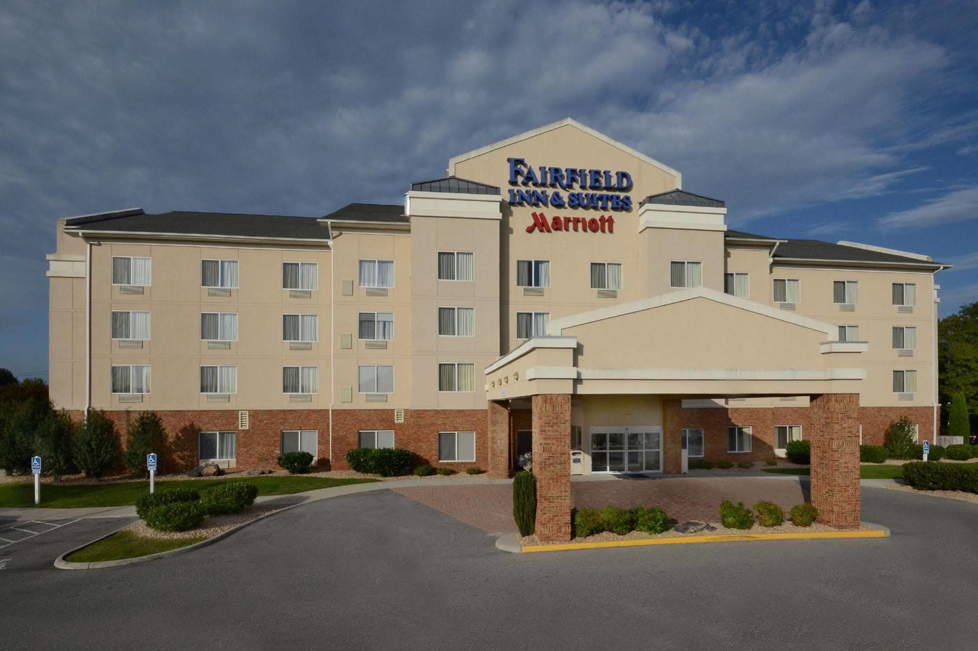 Fairfield Inn & Suites Roanoke Hollins/I-81 Exterior photo